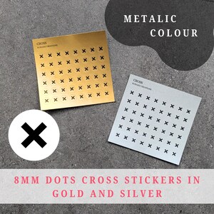 Op de afbeelding: Twee vellen stickers met zwarte kruisontwerpen. Eén vel is goudkleurig, de andere zilverkleurig. De tekst "8MM DOTS CROSS STICKERS IN GOLD AND SILVER" staat onderaan. De stickers zijn 8 mm groot.