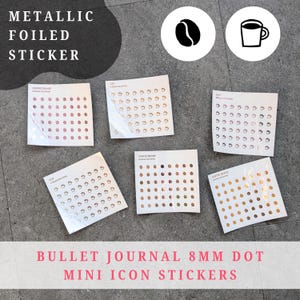 Op de afbeelding: Zes vellen metallic folie stickers met 8 mm stippen en mini-iconen. De stickers zijn in verschillende metallic kleuren, waaronder goud en roségoud. De tekst op de stickers luidt "Coffee Beans" en "Bullet Journal 8mm Dot Mini Icon Stickers."