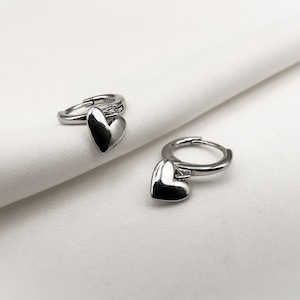 Herz Huggie Ohrringe in Silber, 925 Sterling Ohrringe, Herz Charm, Creolen mit Herz Anhänger, Herz Anhänger, Huggie Ohrringe
