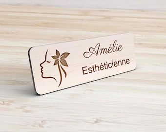 Badge Personnalisé en Bois pour Professionnels du Bien-être, idéal pour Esthéticiennes, Masseuses, Conseillères Beauté et Experts en Beauté