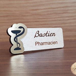 Badge pharmacie personnalisé bois et or brossé acrylique préparatrice élève préparateur docteur en pharmacie pharmacien pharmacienne image 5