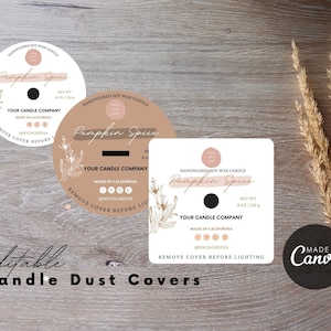 Puede incluir: Tres cubiertas antipolvo para velas con el tema Pumpkin Spice. Las cubiertas son redondas y cuadradas, en tonos marrón y blanco, con detalles florales y el texto "Pumpkin Spice". El peso neto es de 120 g. También se ve el texto "Remove cover before lighting".