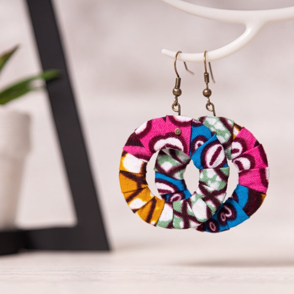 Créoles uniques en tissu africain, boucles d'oreilles pendantes colorées à motif ankara, boucles d'oreilles légères pour femmes pour un usage quotidien