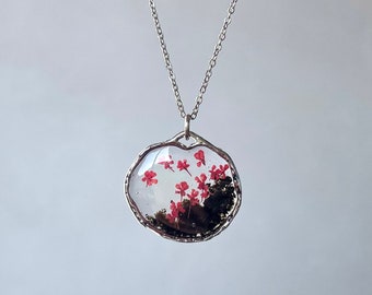 Collana con pietra lavica e fiori veri, ciondolo in resina con sabbia vulcanica dell’Etna, monile pietra energetica volcano siciliy resina