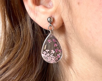 Teardrop resin earrings with pink Queen's Lace flowers. Pink botanical earrings with real pressed and dried flowers