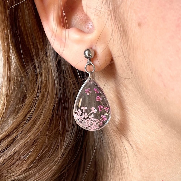 Teardrop resin earrings with pink Queen's Lace flowers. Pink botanical earrings with real pressed and dried flowers