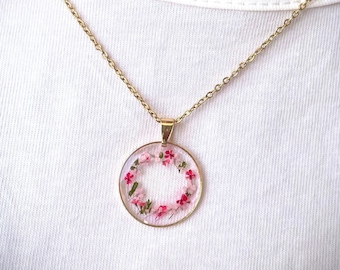 Ciondolo in resina Rosaliae, collana con fiori rosa di pizzo della regina. Ciondolo rotondo in resina Santa Rosalia corona di rose botanico