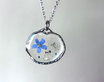 Collana in resina con vera polvere di STELLE e fiori di “Non ti scordar di me”. Non ti scordar di me gioiello.