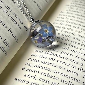 Ciondolo sfera con fiori di non ti scordar di me gioiello in resina con fiori di myosotis Collana in resina con fiori veri idea regalo donna immagine 1