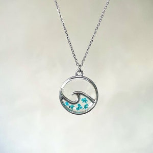 Sea wave pendant in resin and blue queen's lace flowers. Ocean waves resin necklace with flowers. Sea blue steel necklace