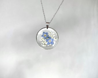 Collier fleur de myosotis, bijou en résine avec fleurs de Myosotis