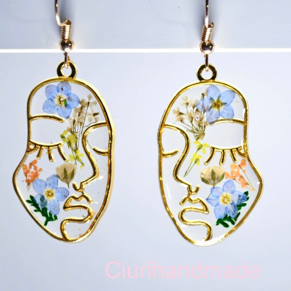 Pendientes de resina con flores de nomeolvides y encaje de reina. Hechos a mano con flores reales pendientes abstractos con flores