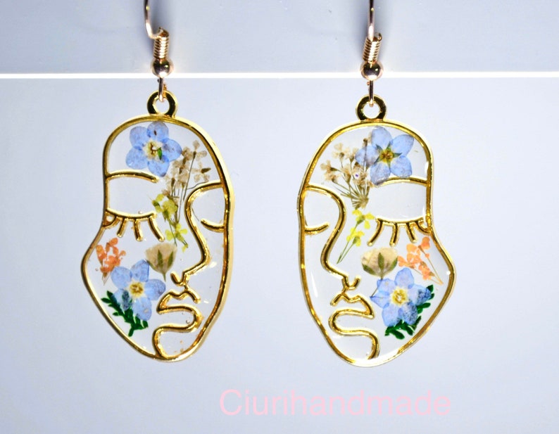 Boucles d'oreilles en résine avec fleurs myosotis et dentelle de la reine. Boucles d'oreilles abstraites faites à la main avec de vraies fleurs avec des fleurs image 1