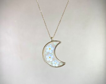 collana luna con fiori del pensiero “non ti scordar di me, gioiello in resina a forma di luna con fiori Myosotis