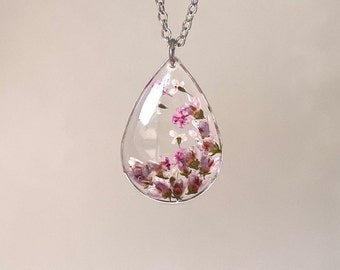 Collier en résine pour femme avec de vraies fleurs d'Erica et Queen's Lace. Collier floral, bijou botanique à fleurs roses. Pendentif en résine