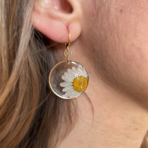 Earrings with real and resin Daisy, resin jewel. Spring Daisy resin earrings, resin jewelry