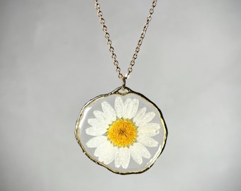 Resin pendant with real daisy, necklace with real flower