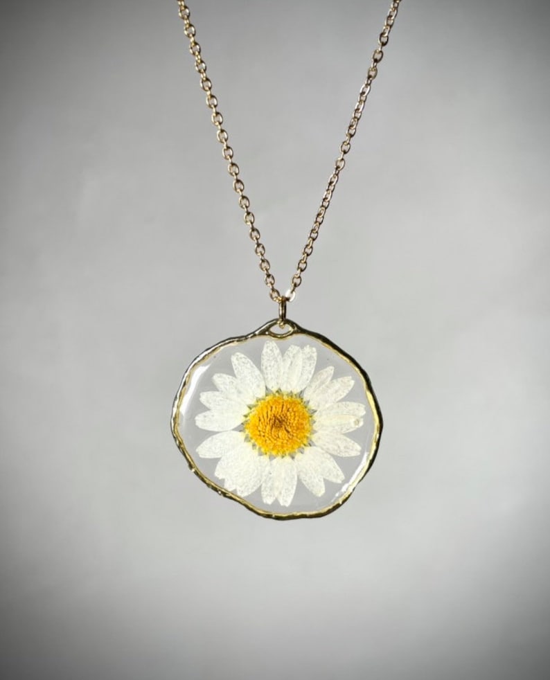 Hars hanger met echt madeliefje, ketting met echte bloem afbeelding 1