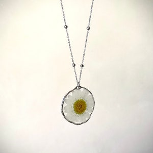 Resin pendant with real daisy, necklace with real flower zdjęcie 6