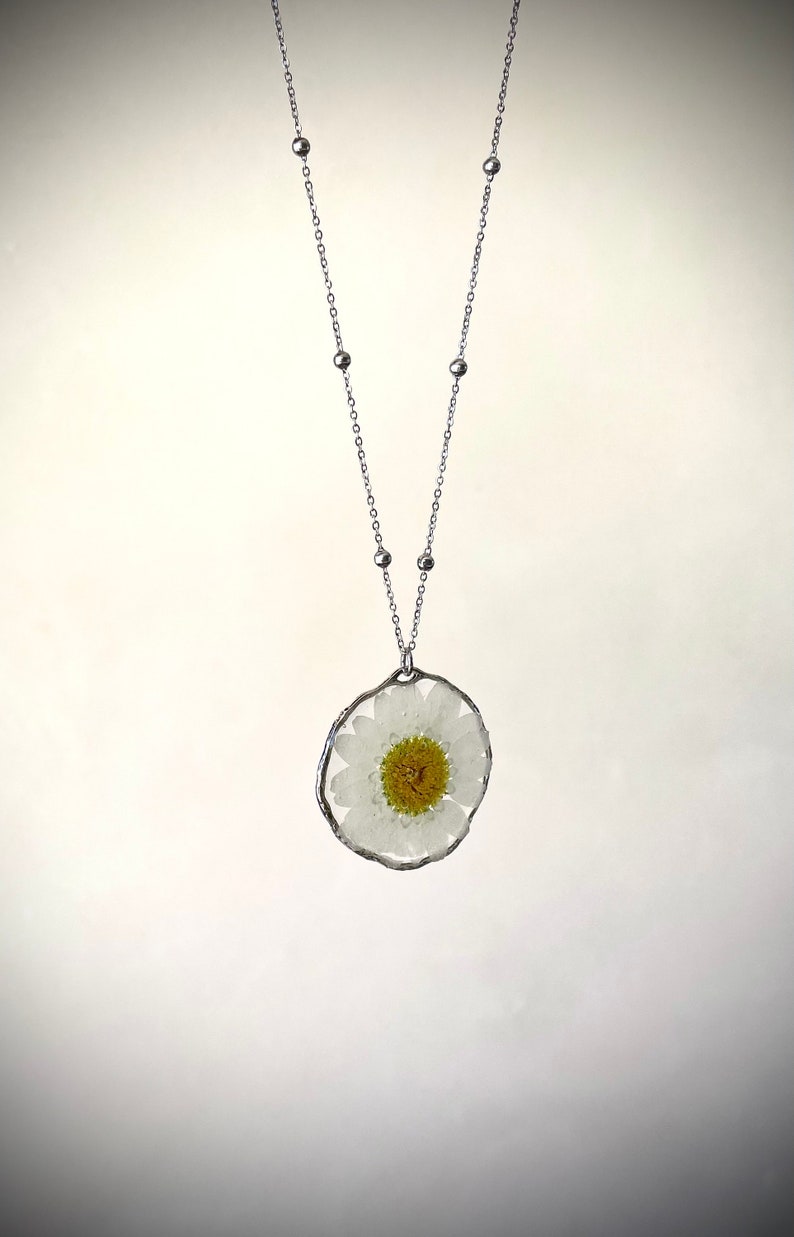 Pendentif en résine avec vraie marguerite, collier avec vraie fleur image 6