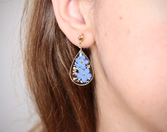 Teardrop resin earrings with real, naturally dried forget-me-not flowers - elegant, botanical, floral jewelry earrings