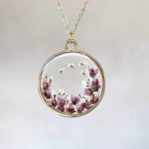 Collier fleur de myosotis, bijou en résine avec fleurs image 1