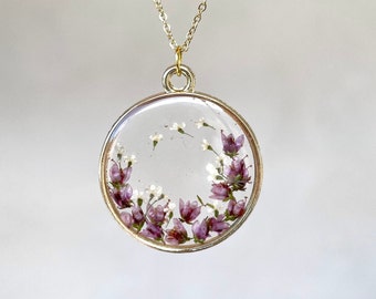 Collana in resina con fiori di Erica e Pizzo della Regina,  Ciondolo Floreale, Collana resina con fiori veri damigella regalo donna evento