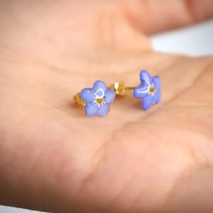 Vergissmeinnicht-Ohrstecker aus Kunstharz, blaue Blumenohrringe, Vergissmeinnicht-Ohrringe, kleine botanische Ohrringe für sie