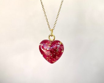 Collier en résine en forme de cœur avec pétales de rose sauvage et feuilles d'or. Collier coeur à la rose sauvage, bijou fête des mères