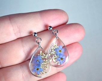 Boucles d'oreilles pendantes en résine avec fleurs myosotis. Boucles d'oreilles myosotis et dentelle blanche. Les vraies fleurs ne m'oublient pas.