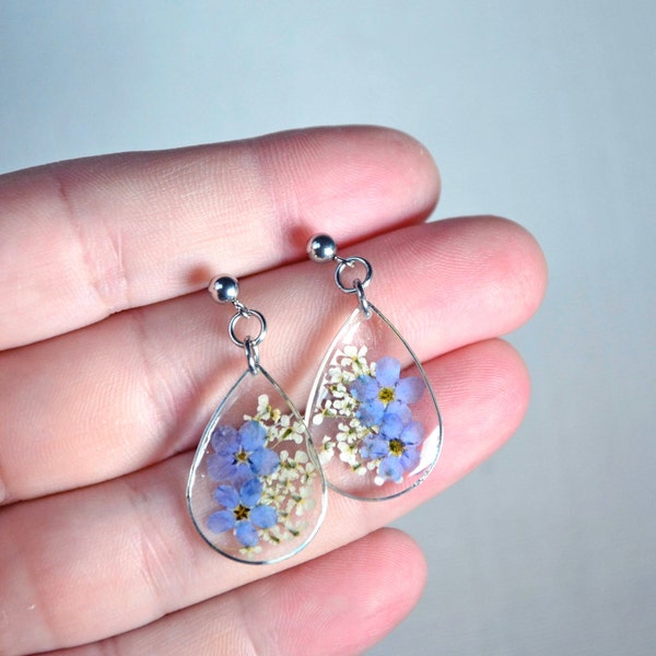 Boucles d'oreilles pendantes en résine avec fleurs myosotis. Boucles d'oreilles myosotis et dentelle blanche. Les vraies fleurs ne m'oublient pas.