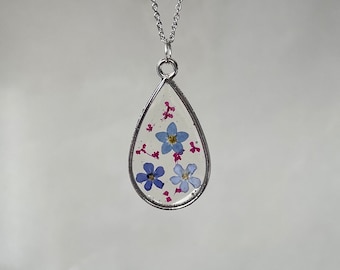 collana con fiori di non ti scordar di me, gioiello in resina con fiori di myosotis