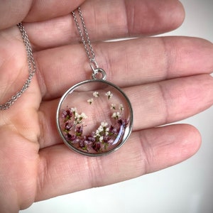 Collier fleur de myosotis, bijou en résine avec fleurs image 4