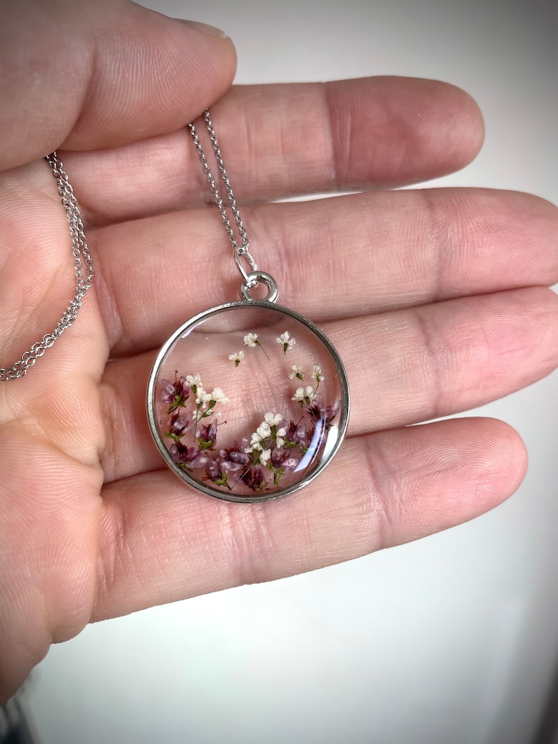 Collier fleur de myosotis, bijou en résine avec fleurs image 4