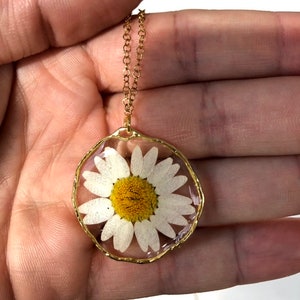 Harzanhänger mit echtem Gänseblümchen, Halskette mit echter Blume Bild 3