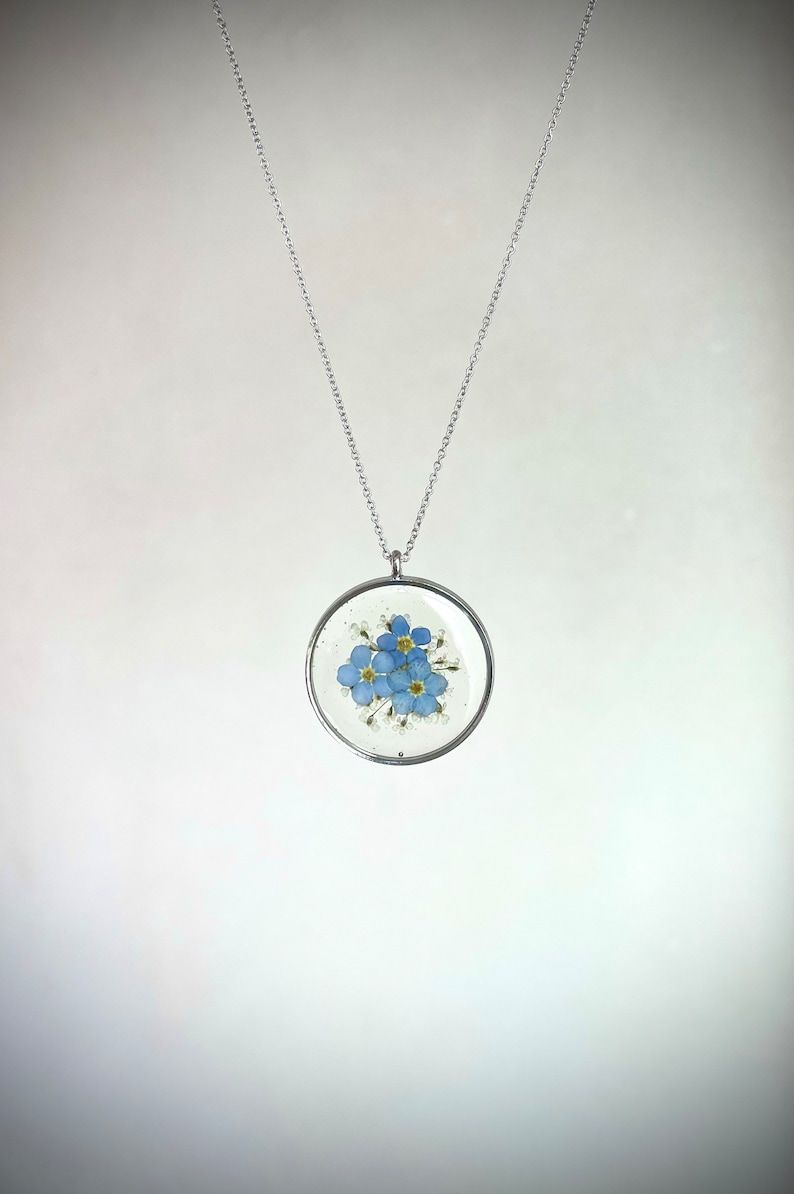 Collier fleur de myosotis, bijou en résine avec fleurs de Myosotis image 5