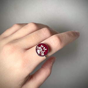 Echte Blumen-Harz-Ringe, floraler botanischer Ring mit rosa Queen Anne's Lace-Vergissmeinnicht-Blumen. Burgunderring Bild 4