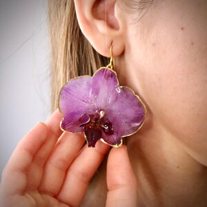 Natural resin orchid earrings, botanical jewelry with real orchids. Real lilac purple orchid jewelry, floral botanical earrings. image 3