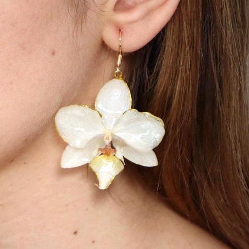 Boucles d'oreilles orchidées en résine naturelle, bijoux élégants en orchidée blanche faits main. Boucles d'oreilles ornées de véritables fleurs d'orchidées en résine.