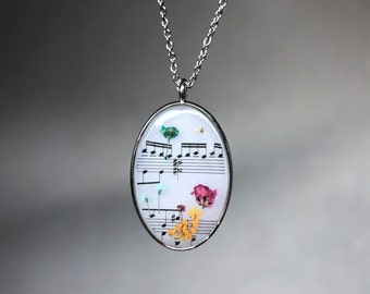 collana in resina spartito e fiori, ciondolo con spartito musicale e fiori, collana musica e fiori