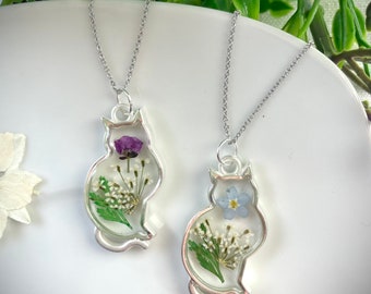 Cat pendant in resin and real flowers. Forget-me-not flowers, queen's lace and Ulysses' violet. Cat necklace with flowers