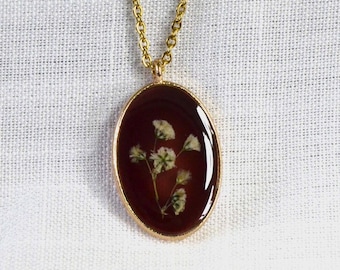 collana bordeaux con fiori veri. Gioiello in resina pensiero, regalo