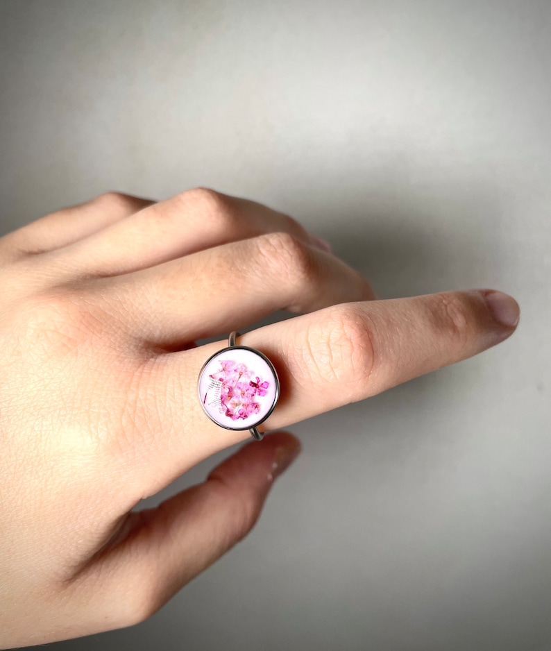 Echte Blumen-Harz-Ringe, floraler botanischer Ring mit rosa Queen Anne's Lace-Vergissmeinnicht-Blumen. Burgunderring Bild 2