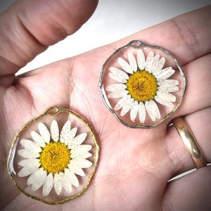 Resin pendant with real daisy, necklace with real flower zdjęcie 2