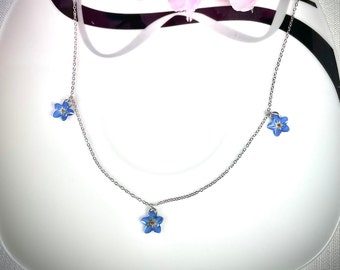 Collier résine myosotis, collier pendentif myosotis en résine avec petites fleurs myosotis (3 ou 5 fleurs)