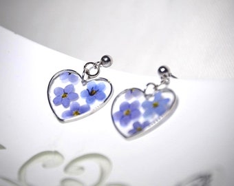 Boucles d'oreilles coeur en résine avec de vraies fleurs myosotis, boucles d'oreilles artisanales, boucles d'oreilles fleur cadeau femme