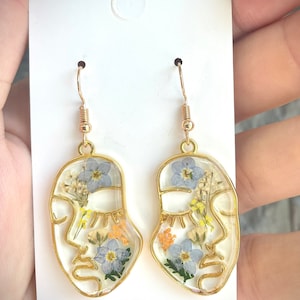 Pendientes de resina con flores de nomeolvides y encaje de reina. Hechos a mano con flores reales pendientes abstractos con flores imagen 2