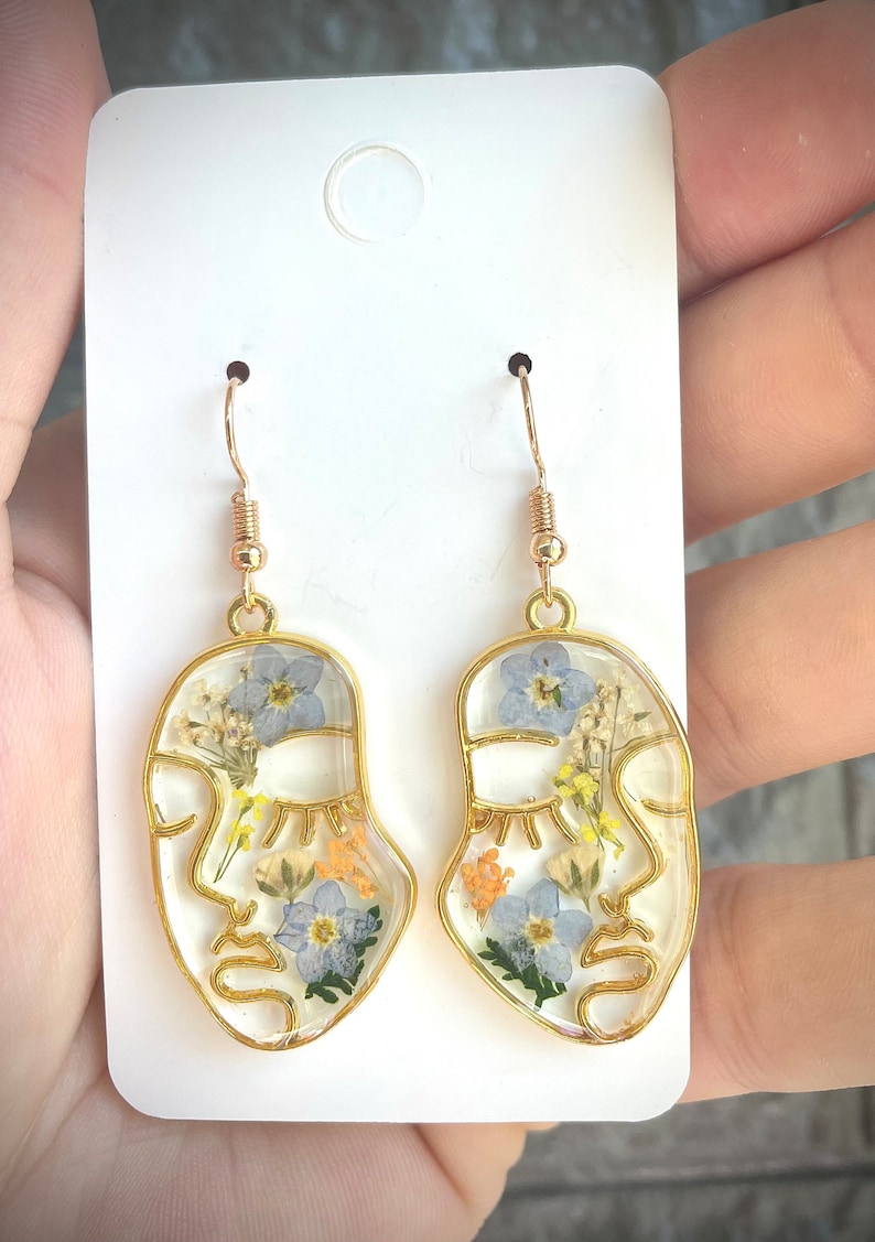 Boucles d'oreilles en résine avec fleurs myosotis et dentelle de la reine. Boucles d'oreilles abstraites faites à la main avec de vraies fleurs avec des fleurs image 2