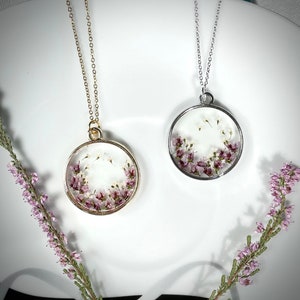 Collier fleur de myosotis, bijou en résine avec fleurs image 2