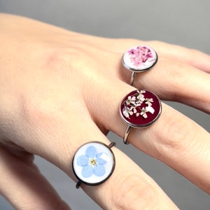 Echte Blumen-Harz-Ringe, floraler botanischer Ring mit rosa Queen Anne's Lace-Vergissmeinnicht-Blumen. Burgunderring Bild 1